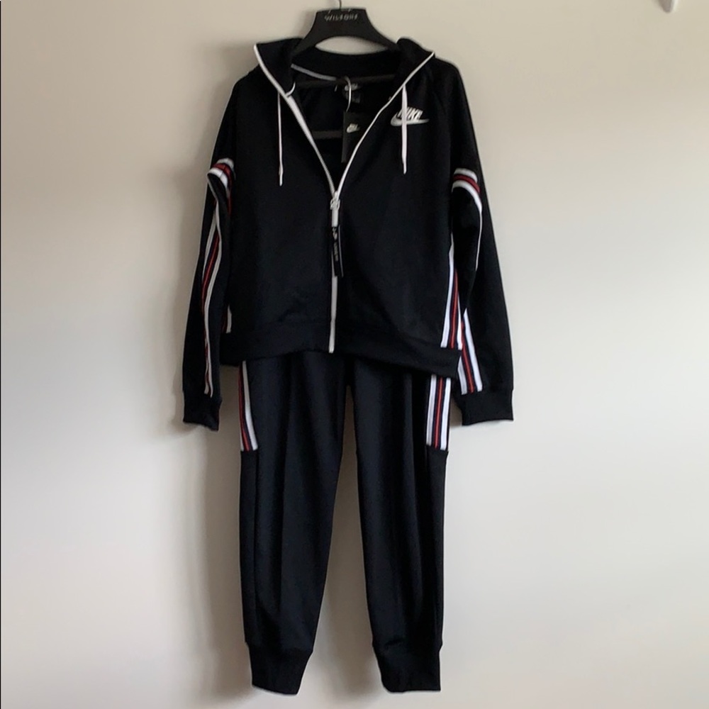 Nike Women’s Size L/G Jogging Suite, NWT!